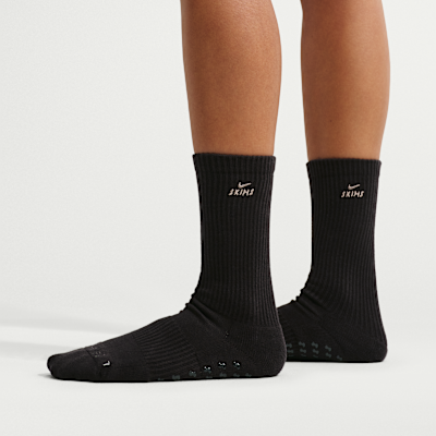 NIKE公式】NikeSKIMS ウィメンズ ピラティス クルーソックス (1 足